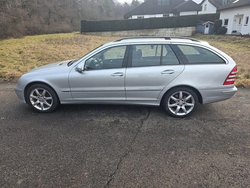 Silber Gebraucht 2006 Mercedes C180 Avantgarde Kombi | 8.888 € - Bild 1/4