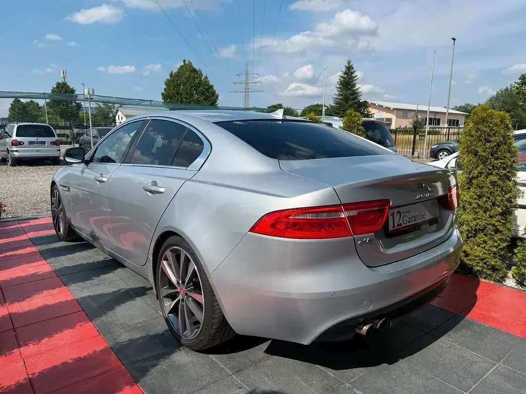 Gebraucht Jaguar XE Prestige 179 PS (131 kW) 2016 Silber Limousine