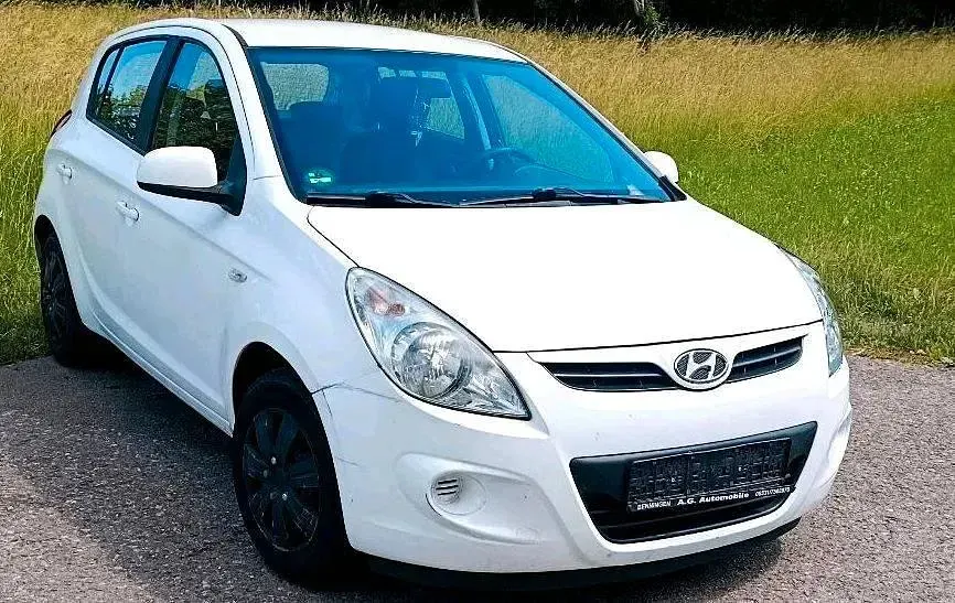 Gebraucht Hyundai i20 78 PS (57 kW) 2011 Weiß Kleinwagen