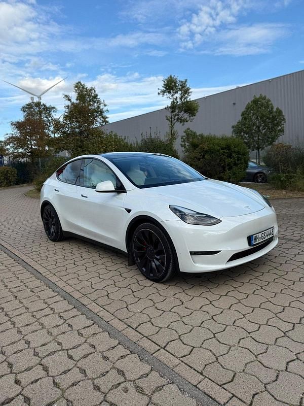 Weiß Gebraucht 2023 Tesla Model Y Performance SUV | 39.499 € (Fairer Preis) - Bild 1/4