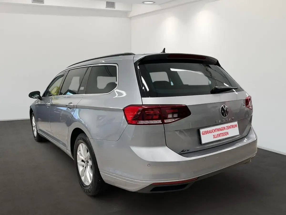 Gebraucht VW Passat Business 150 PS (110 kW) 2023 Silber Kombi