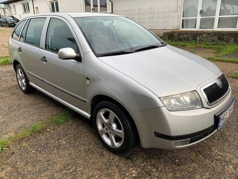 Silber Gebraucht 2005 Skoda Fabia Comfort Kombi | 2.499 € (Etwas zu teuer) - Bild 1/4