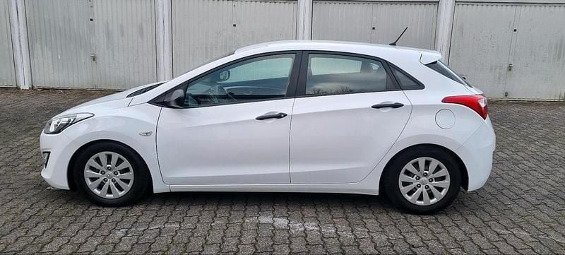 Gebraucht Hyundai i30 90 PS (66 kW) 2015 Weiß Limousine