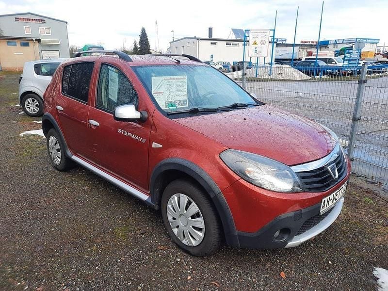 Rot Gebraucht 2012 Dacia Sandero Stepway Limousine | 5.999 € (Fairer Preis) - Bild 1/4