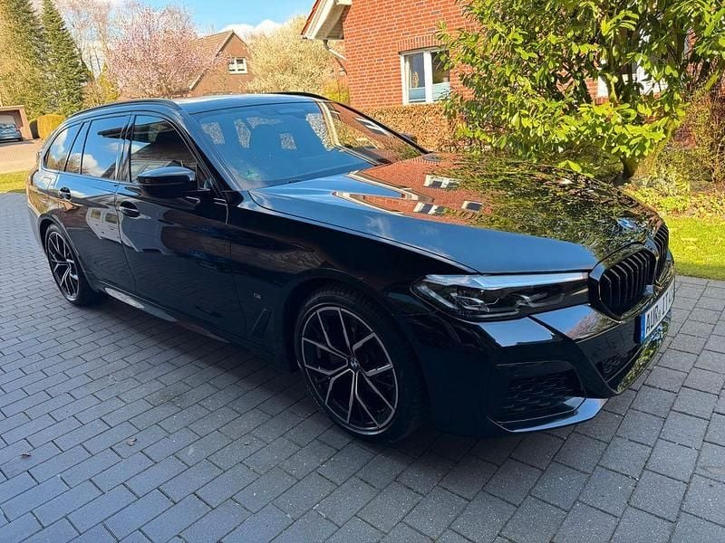 Schwarz Gebraucht 2022 BMW 520 M Sport Kombi | 33.900 € (Guter Preis) - Bild 1/4
