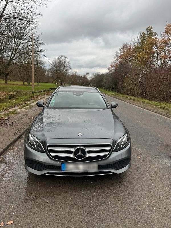 Grau Gebraucht 2018 Mercedes E220 Kombi | 21.500 € (Superpreis) - Bild 1/4