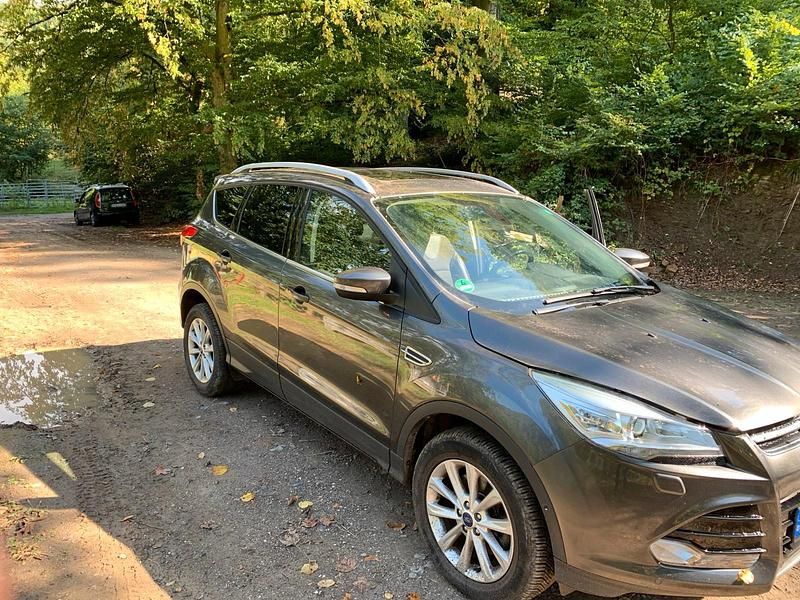 Grau Gebraucht 2015 Ford Kuga SUV | 11.450 € - Bild 1/4