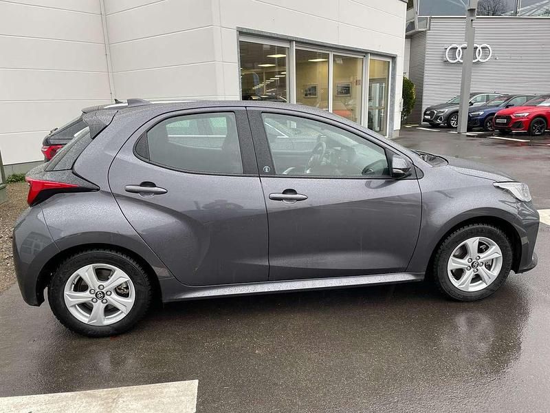 Grau Gebraucht 2022 Toyota Yaris Hybrid Comfort Limousine | 16.900 € (Superpreis) - Bild 1/4