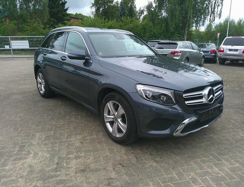 Grau Gebraucht 2016 Mercedes GLC220 SUV | 15.950 € (Fairer Preis) - Bild 1/4