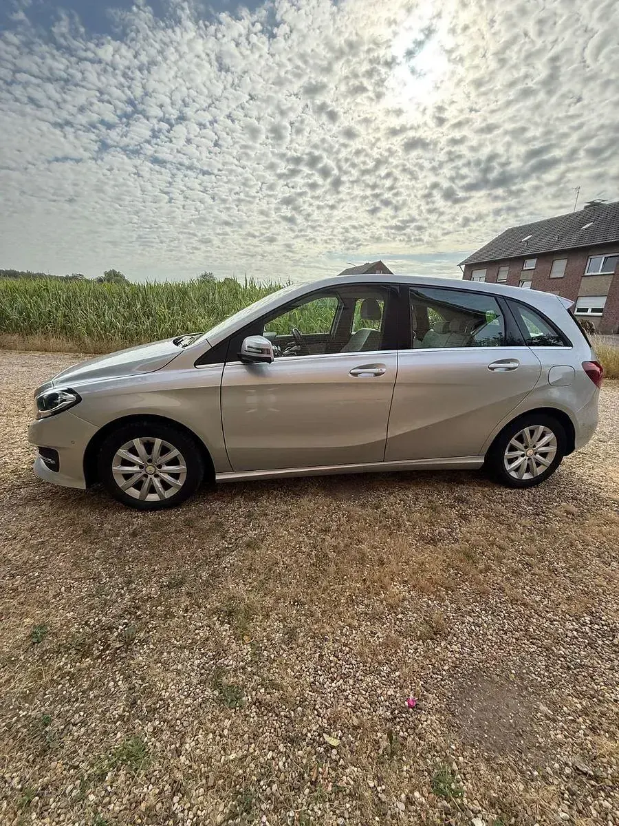 Gebraucht Mercedes B180 Style 109 PS (80 kW) 2015 Grau Kleinwagen