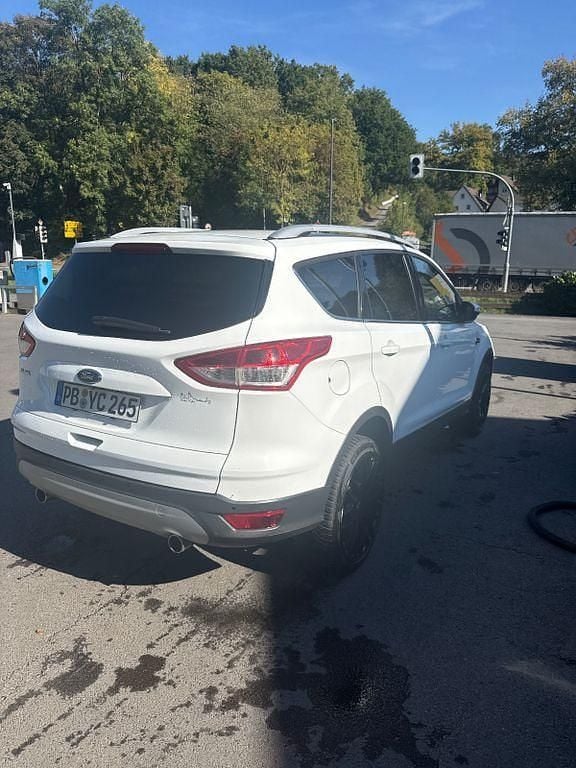 Gebraucht Ford Kuga Titanium 179 PS (131 kW) 2016 Weiß SUV