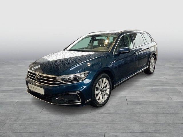 Aquamarinblau metallic (metallic) Gebraucht 2022 VW Passat GTE Kombi | 20.978 € (Fairer Preis) - Bild 1/4