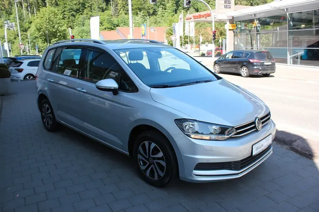 Gebraucht VW Touran Active 150 PS (110 kW) 2023 Silber Van / Kleinbus