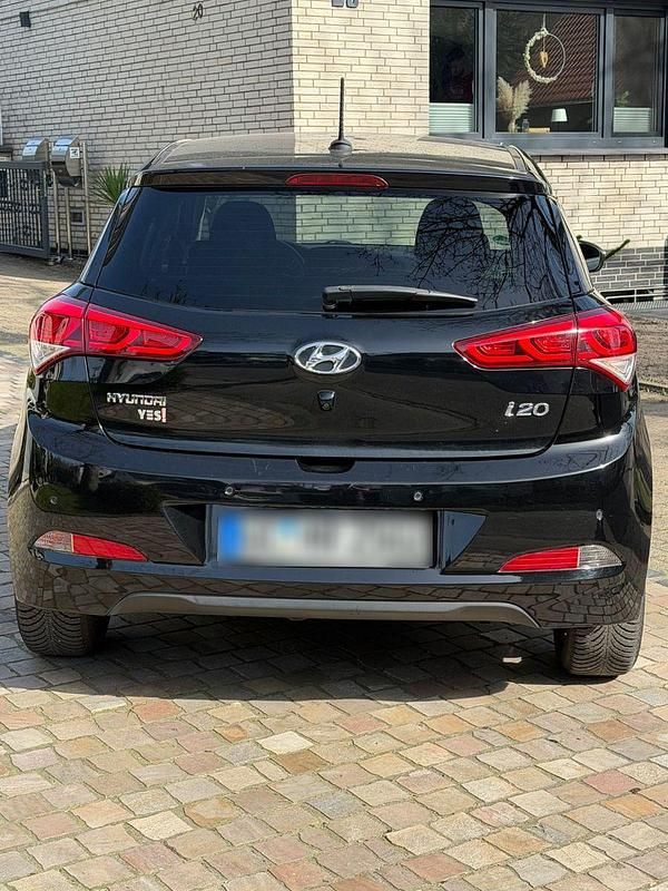 Gebraucht Hyundai i20 YES! 84 PS (61 kW) 2015 Schwarz Kleinwagen