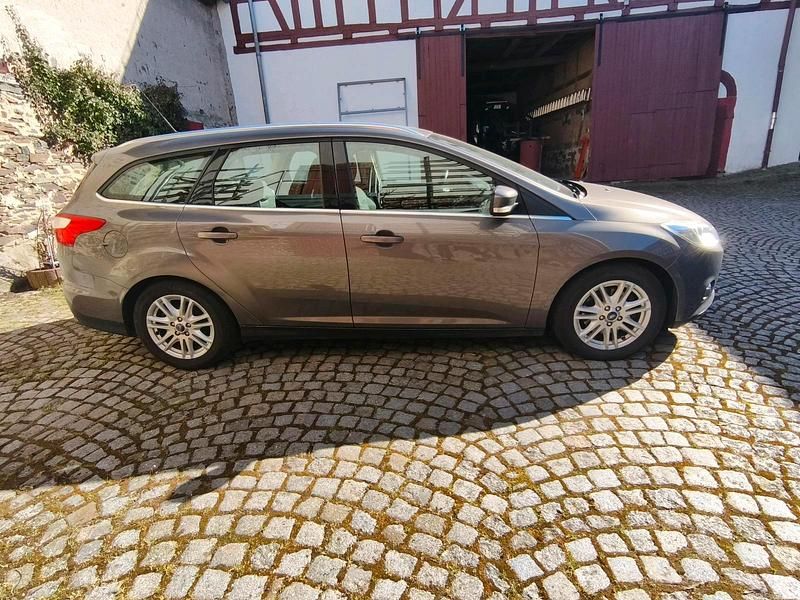 Usata Ford Focus 140 CV (102 kW) 2012 Marrone Station wagon
