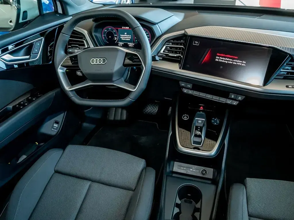 Używany Audi Q4 e-tron Advanced 210 kW (286 KM) 2025 Biały SUV