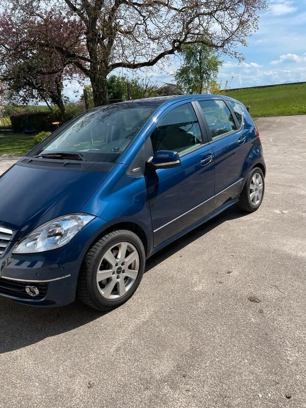 Blau Gebraucht 2011 Mercedes A200 Elegance Limousine | 8.499 € - Bild 1/4