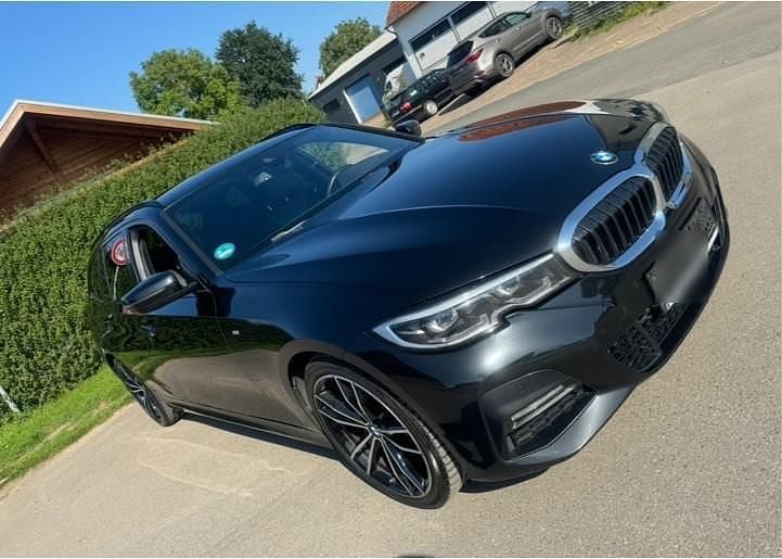 Schwarz Gebraucht 2021 BMW 320 M Sport Kombi | 20.000 € (Superpreis) - Bild 1/4