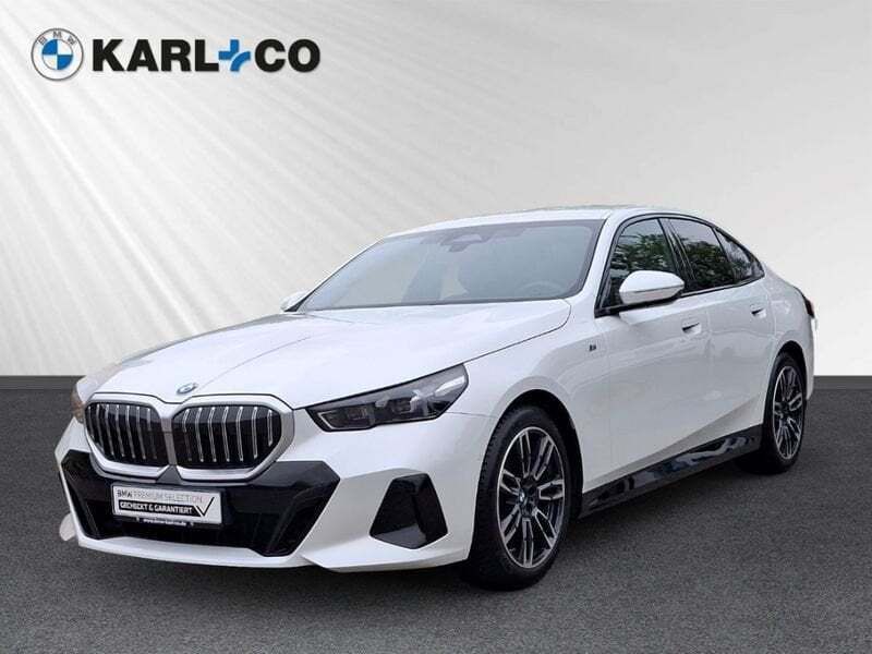 Weiss Gebraucht 2024 BMW 520 M Sport Limousine | 52.670 € (Fairer Preis) - Bild 1/4