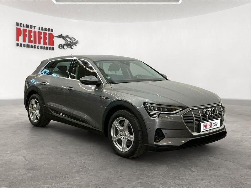 Grau Gebraucht 2021 Audi e-tron Ambiente SUV | 27.800 € (Fairer Preis) - Bild 1/4