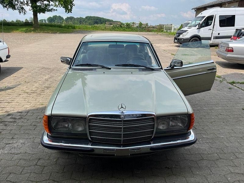 Gebraucht Mercedes 230 136 PS (100 kW) 1981 Grün Coupé