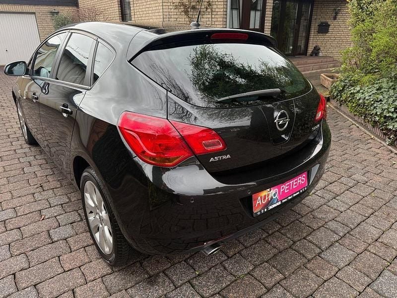 Gebraucht Opel Astra 140 PS (102 kW) 2011 Schwarz Limousine