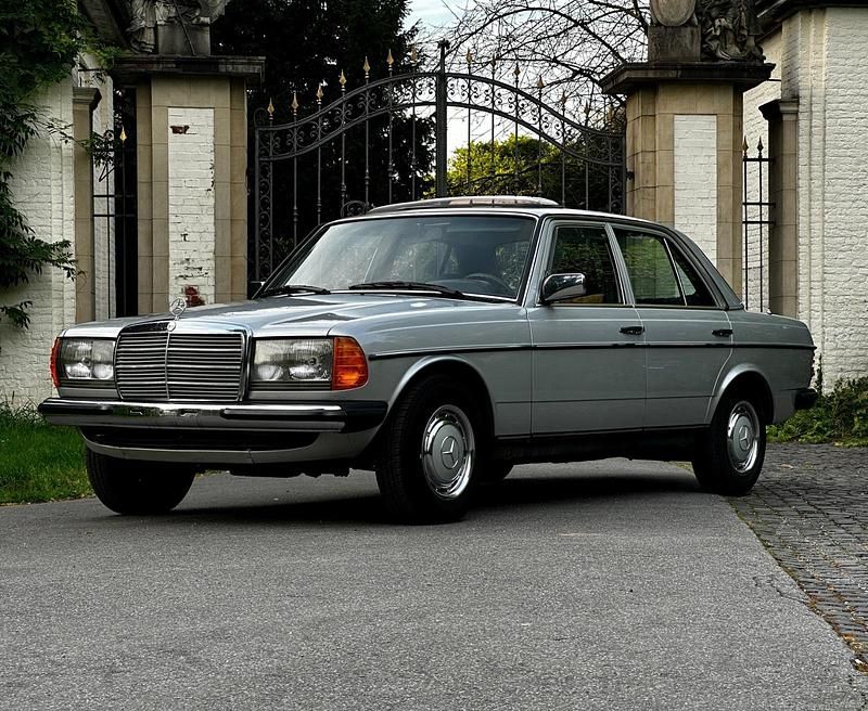 Silber Gebraucht 1984 Mercedes E200 Limousine | 13.900 € - Bild 1/4