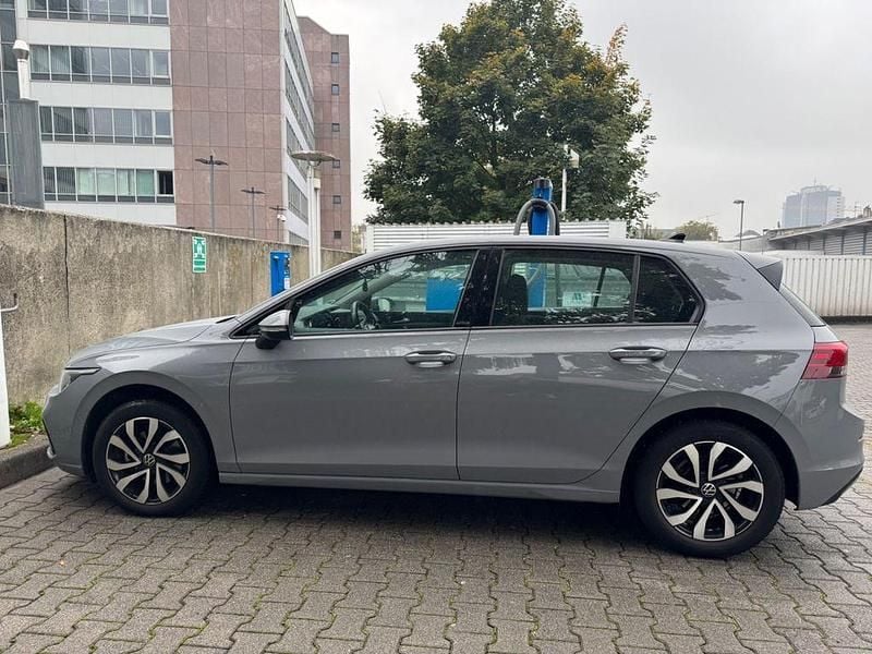 Grau Gebraucht 2022 VW Golf VIII Active Limousine | 20.900 € (Superpreis) - Bild 1/4