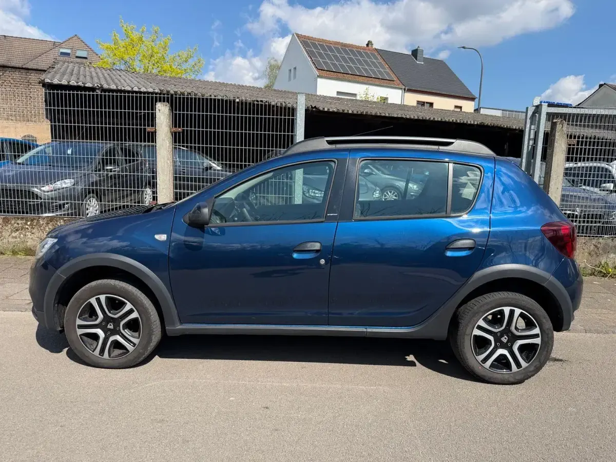 Gebraucht Dacia Sandero Celebration 90 PS (66 kW) 2018 Blau Kleinwagen