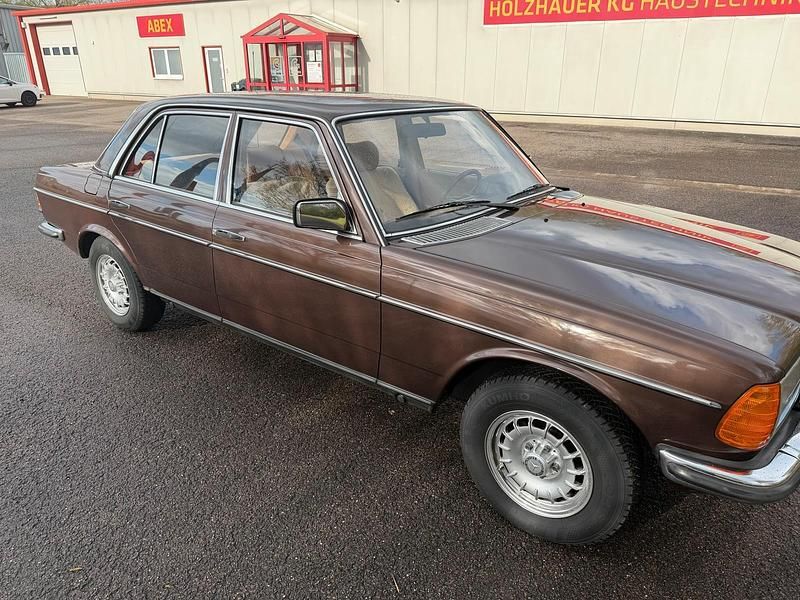 Second-hand Mercedes E280 185 CP (136 kW) 1982 Maro Berlinǎ