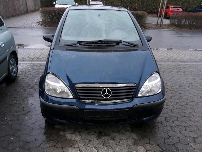 Blau Gebraucht 2002 Mercedes 170 Limousine | 750 € - Bild 1/4