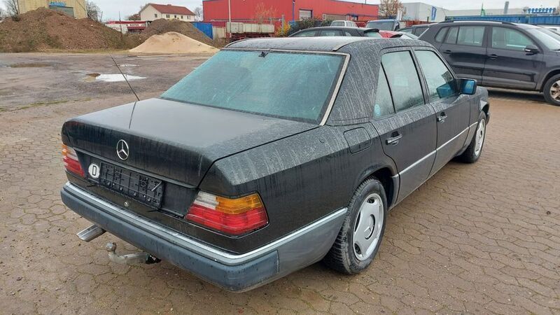 Gebraucht Mercedes E260 160 PS (117 kW) 1990 Schwarz Limousine