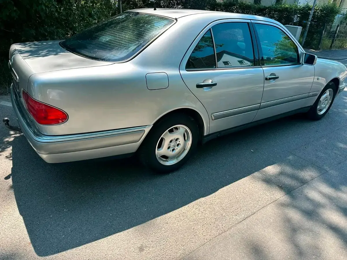 Gebraucht Mercedes E230 150 PS (110 kW) 1995 Grau Limousine