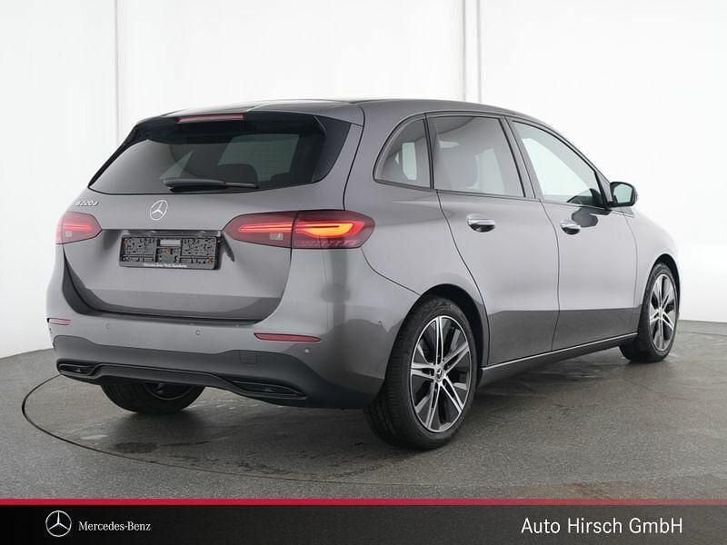 Gebraucht Mercedes B220 Night 190 PS (139 kW) 2025 Lack mountaingrau Van / Kleinbus