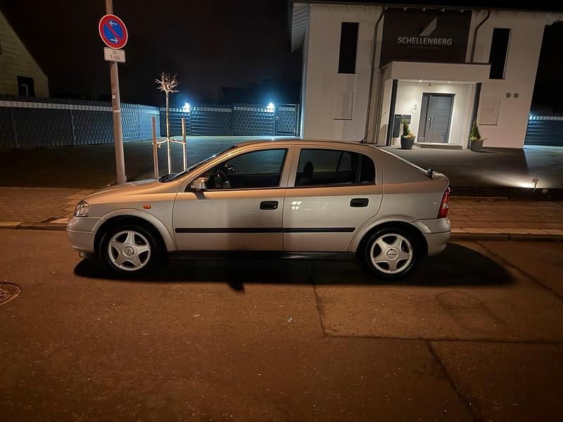 Gebraucht Opel Astra 105 PS (77 kW) 1998 Silber Kleinwagen