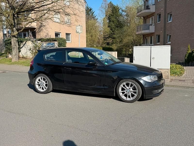 Gebraucht BMW 116 122 PS (89 kW) 2010 Schwarz Kleinwagen