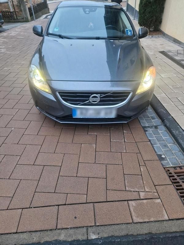 Grau Gebraucht 2013 Volvo V40 Kombi | 9.000 € (Etwas zu teuer) - Bild 1/4