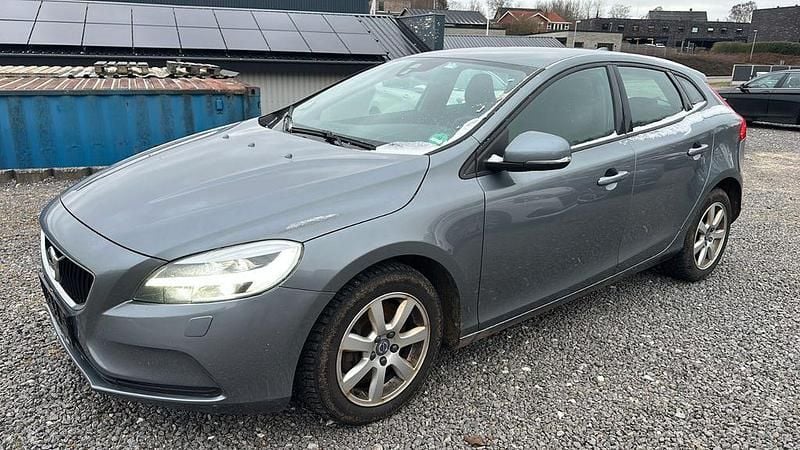 Grau Gebraucht 2018 Volvo V40 Momentum Limousine | 8.200 € (Fairer Preis) - Bild 1/4