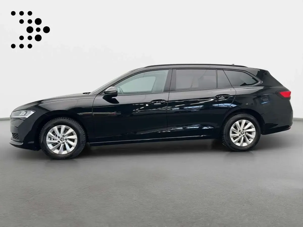 Gebraucht Skoda Superb Essence 150 PS (110 kW) 2025 Ebony schwarz metallic Kombi