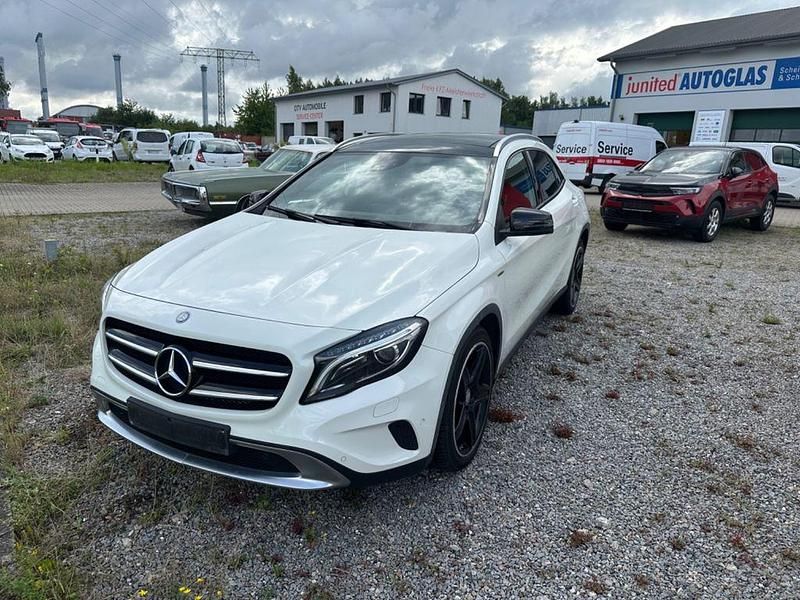 Weiß Gebraucht 2014 Mercedes GLA220 SUV | 17.590 € (Fairer Preis) - Bild 1/4