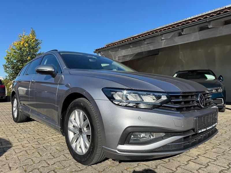 Silber Gebraucht 2022 VW Passat Business Limousine | 23.490 € (Guter Preis) - Bild 1/4