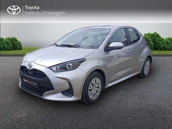 Silver metallic Gebraucht 2023 Toyota Yaris Comfort Kleinwagen | 14.930 € (Fairer Preis) - Bild 1/3