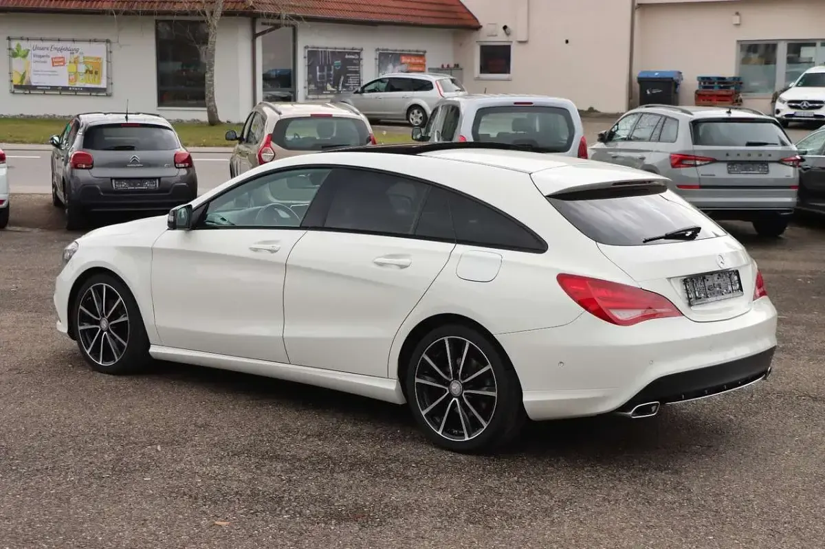 Gebraucht Mercedes CLA180 122 PS (89 kW) 2015 Calcitweiss/zirrusweiss Limousine