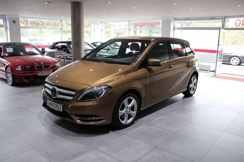 Canyonbeige Gebraucht 2012 Mercedes B180 Sport Van / Kleinbus | 11.990 € (Guter Preis) - Bild 1/4