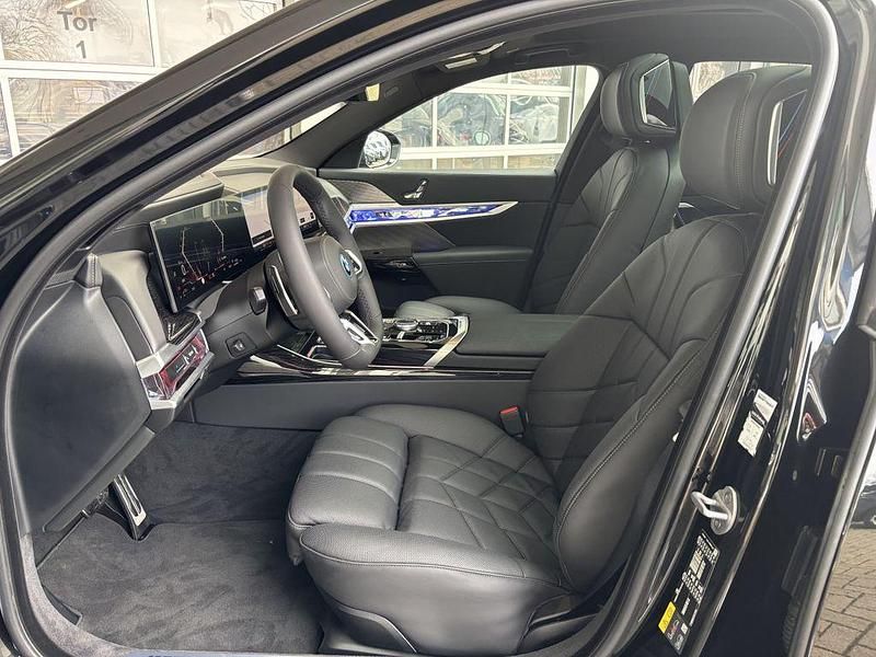 Neu BMW 750e M Sport 489 PS (359 kW) 2025 Black sapphire metallic Limousine