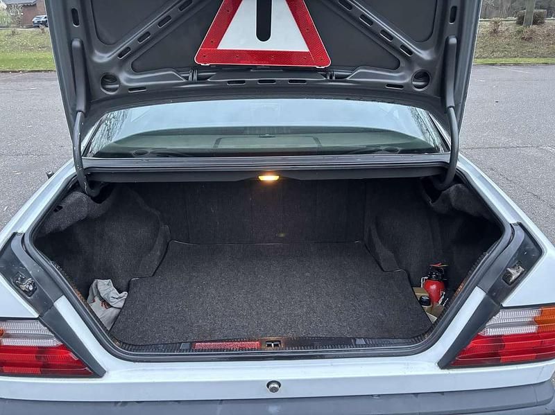 Gebraucht Mercedes E260 160 PS (117 kW) 1988 Limousine