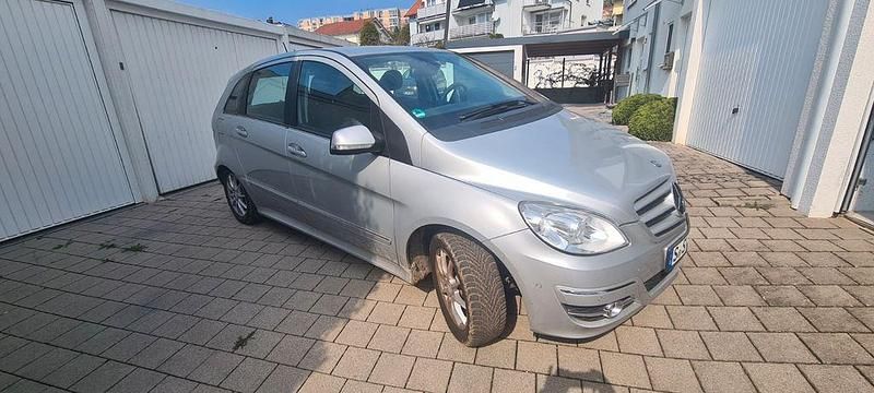 Gebraucht Mercedes B180 116 PS (85 kW) 2011 Silber Van / Kleinbus