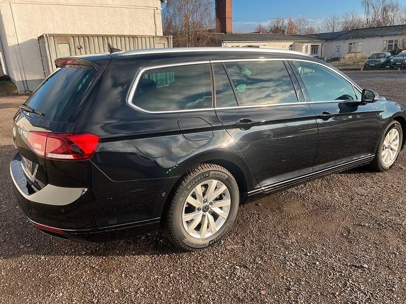 Gebraucht VW Passat Business 122 PS (89 kW) 2023 Schwarz Kombi