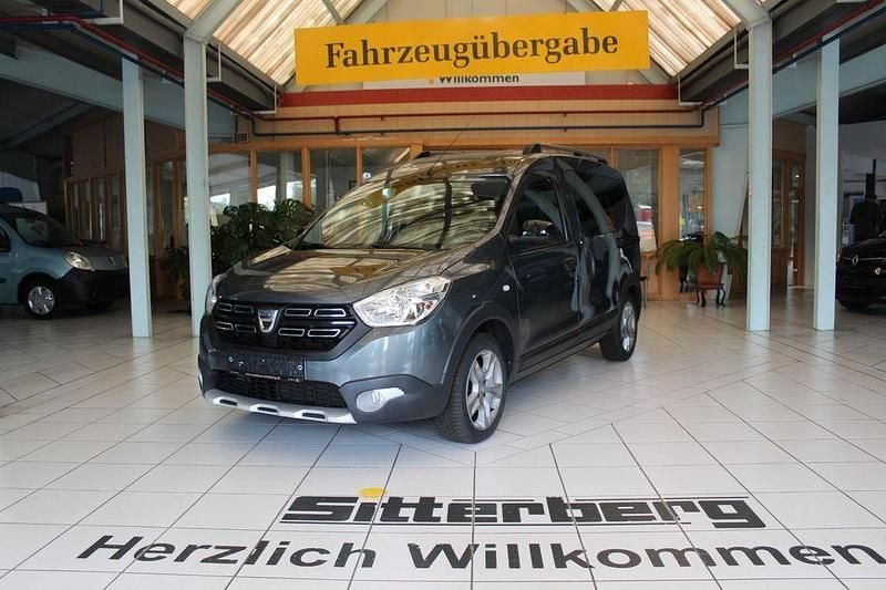 Grau Gebraucht 2018 Dacia Dokker Celebration Van | 9.900 € (Guter Preis) - Bild 1/4