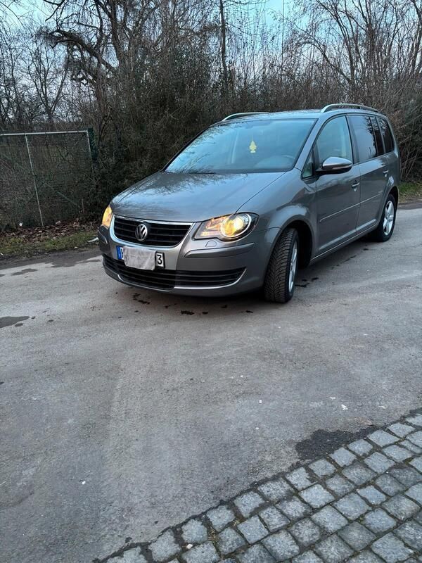 Grau Gebraucht 2009 VW Touran Van / Kleinbus | 4.800 € (Etwas zu teuer) - Bild 1/4
